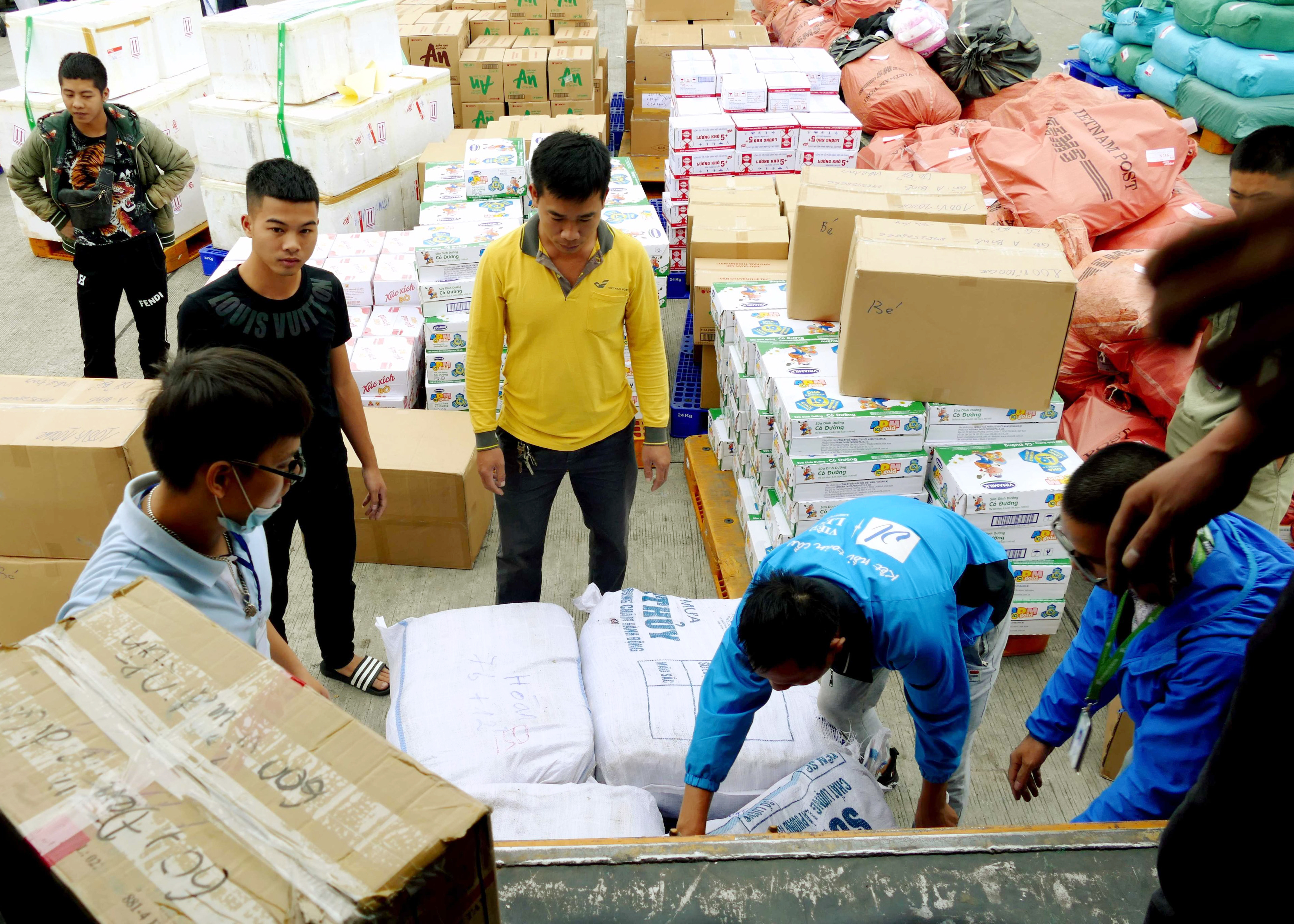 Hơn 39 tấn hàng cứu trợ miền Trung được miễn cước chuyển phát qua bưu điện